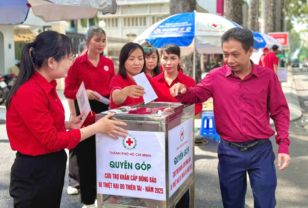 Hội chữ Thập đỏ TP HCM ph&aacute;t động ủng hộ đồng b&agrave;o bị thi&ecirc;n tai - Ảnh 1.