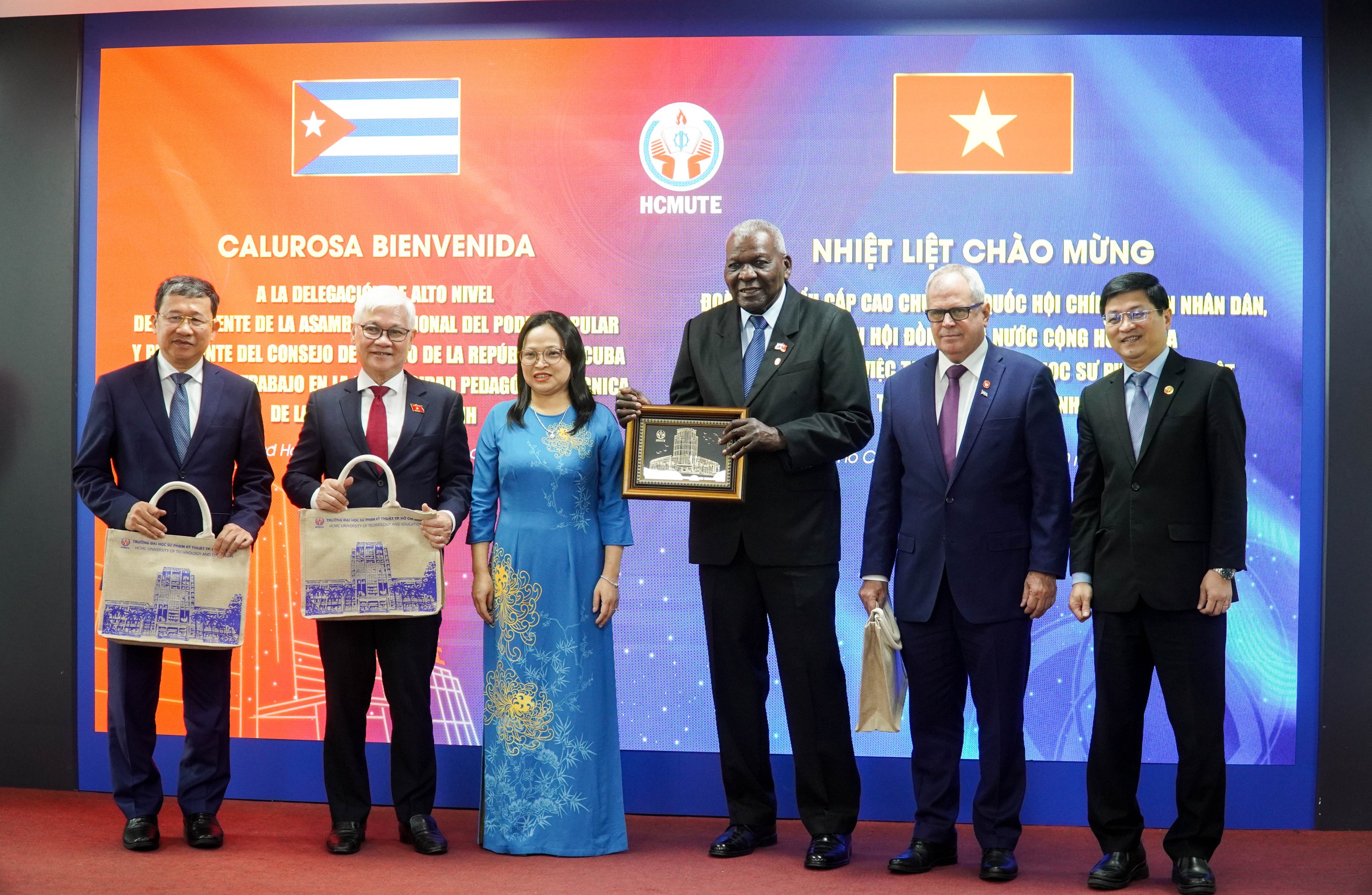 Chủ tịch Quốc hội Cuba ấn tượng với m&aacute;y bay kh&ocirc;ng người l&aacute;i do sinh vi&ecirc;n Việt Nam nghi&ecirc;n cứu- Ảnh 10.