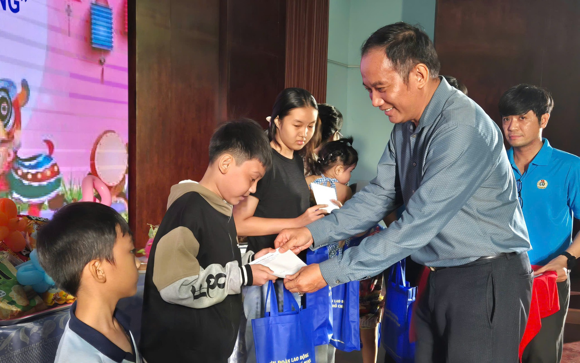 Tết Trung thu ấm áp với con đoàn viên - lao động khó khăn