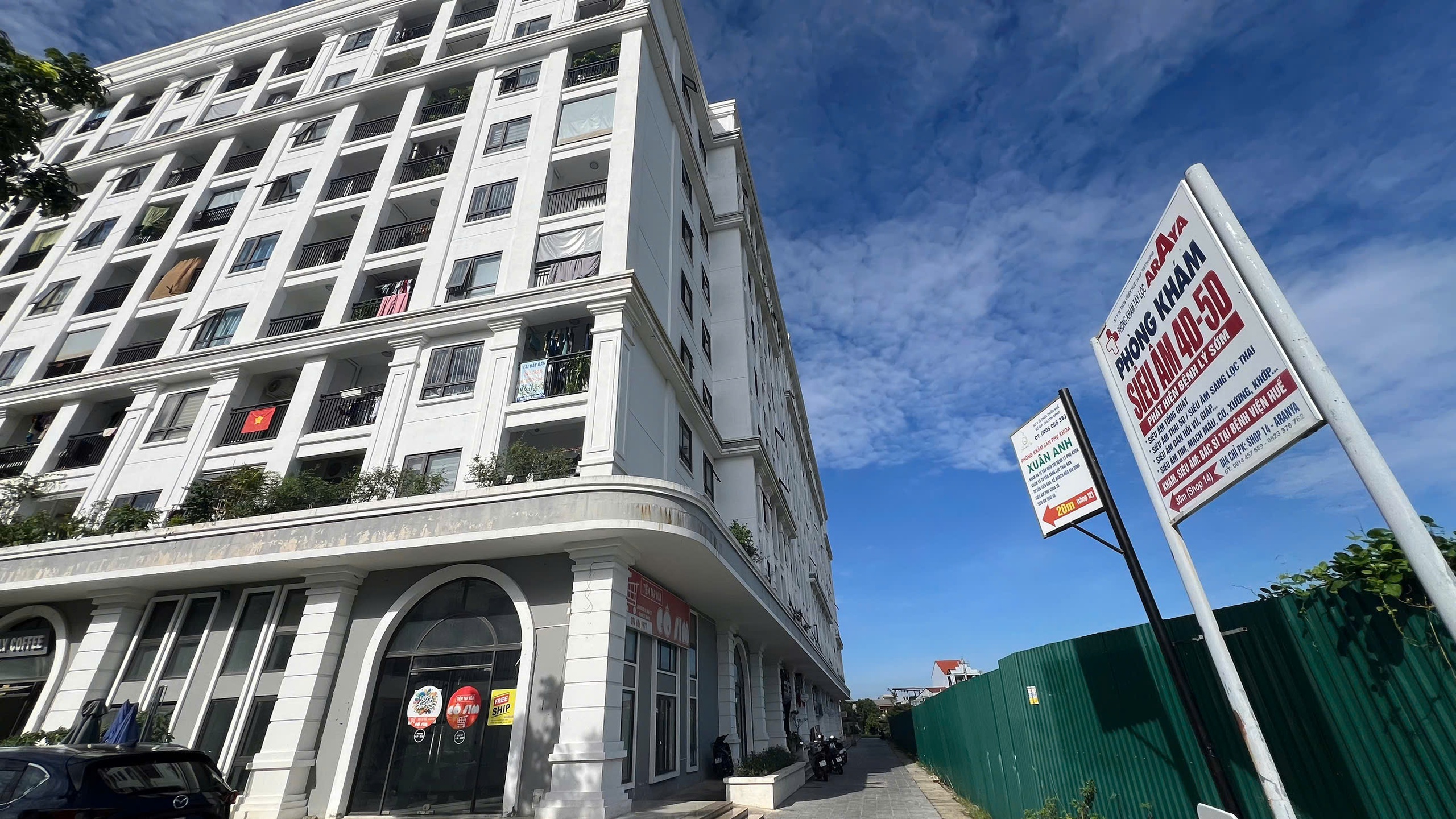 Nh&agrave; ở x&atilde; hội x&acirc;y "lố" độ l&ugrave;i, nhiều căn hộ bị từ chối cấp sổ đỏ - Ảnh 1.