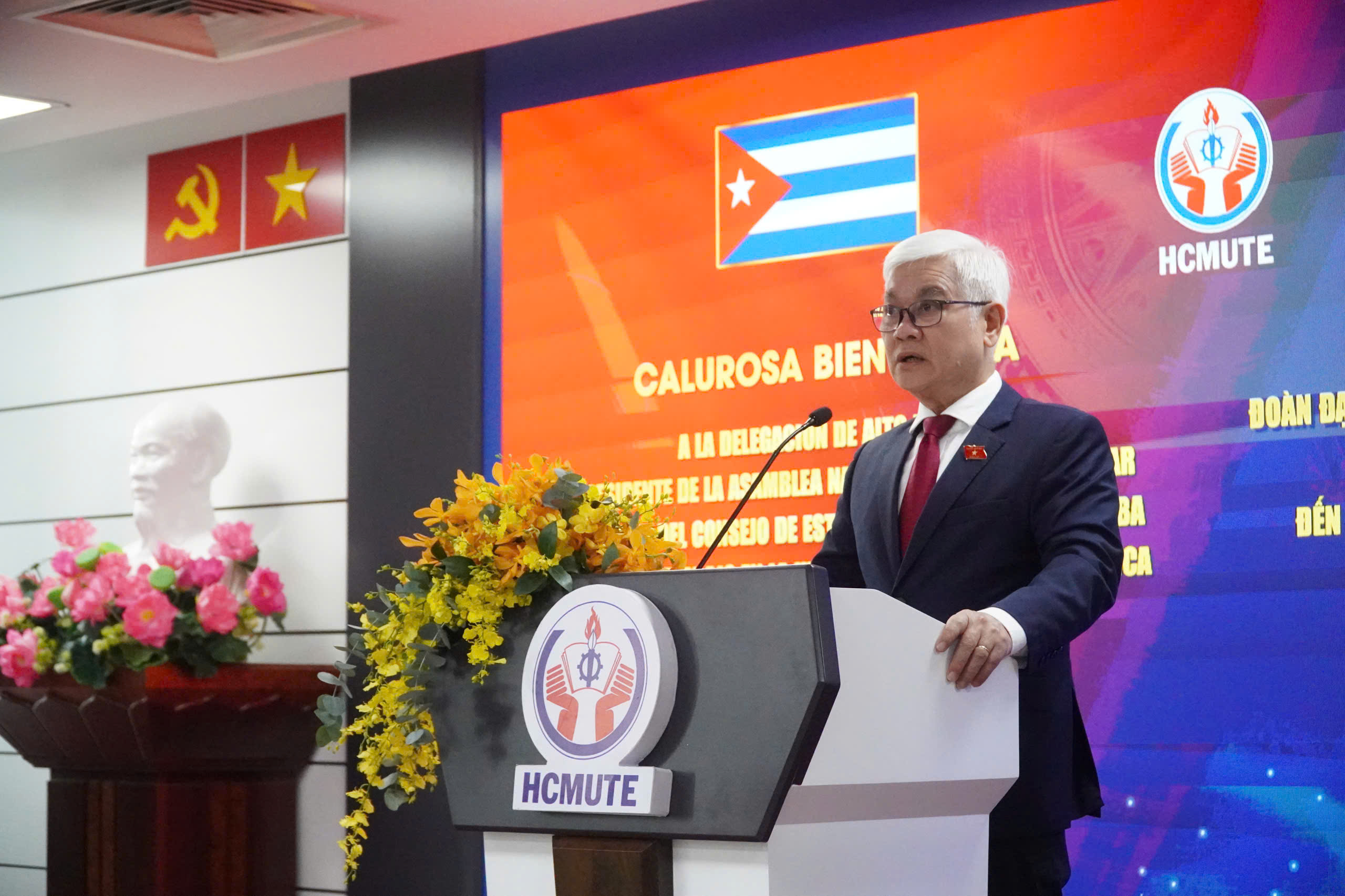 Chủ tịch Quốc hội Cuba thăm Trường ĐH Sư phạm Kỹ thuật TP HCM - Ảnh 1.