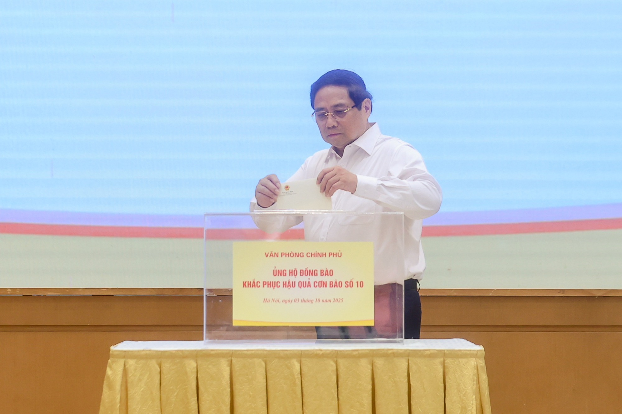 Thủ tướng, c&aacute;c Ph&oacute; Thủ tướng quy&ecirc;n g&oacute;p ủng hộ đồng b&agrave;o bị thiệt hại do b&atilde;o lũ- Ảnh 1.