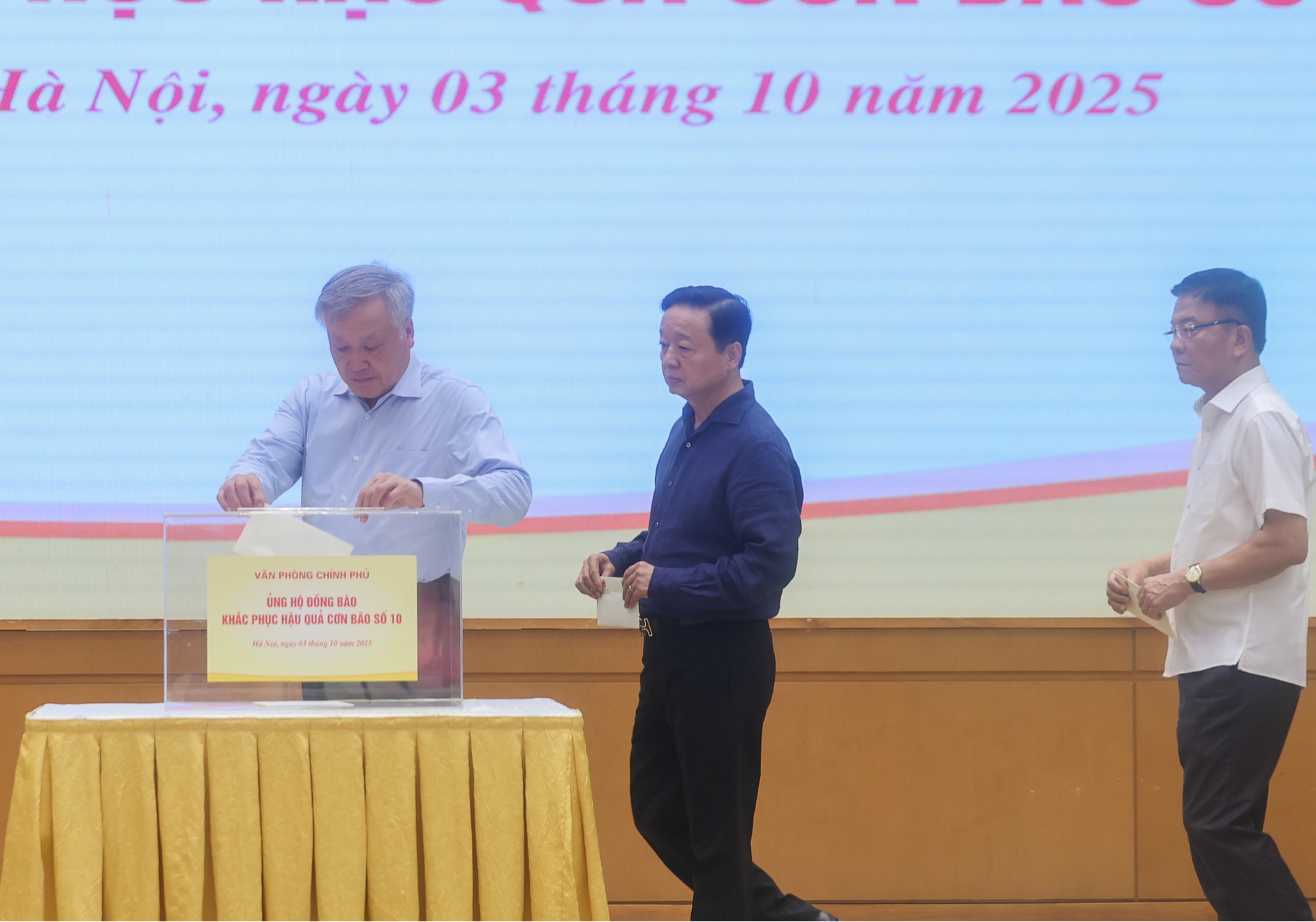 Thủ tướng, c&aacute;c Ph&oacute; Thủ tướng quy&ecirc;n g&oacute;p ủng hộ đồng b&agrave;o bị thiệt hại do b&atilde;o lũ- Ảnh 2.