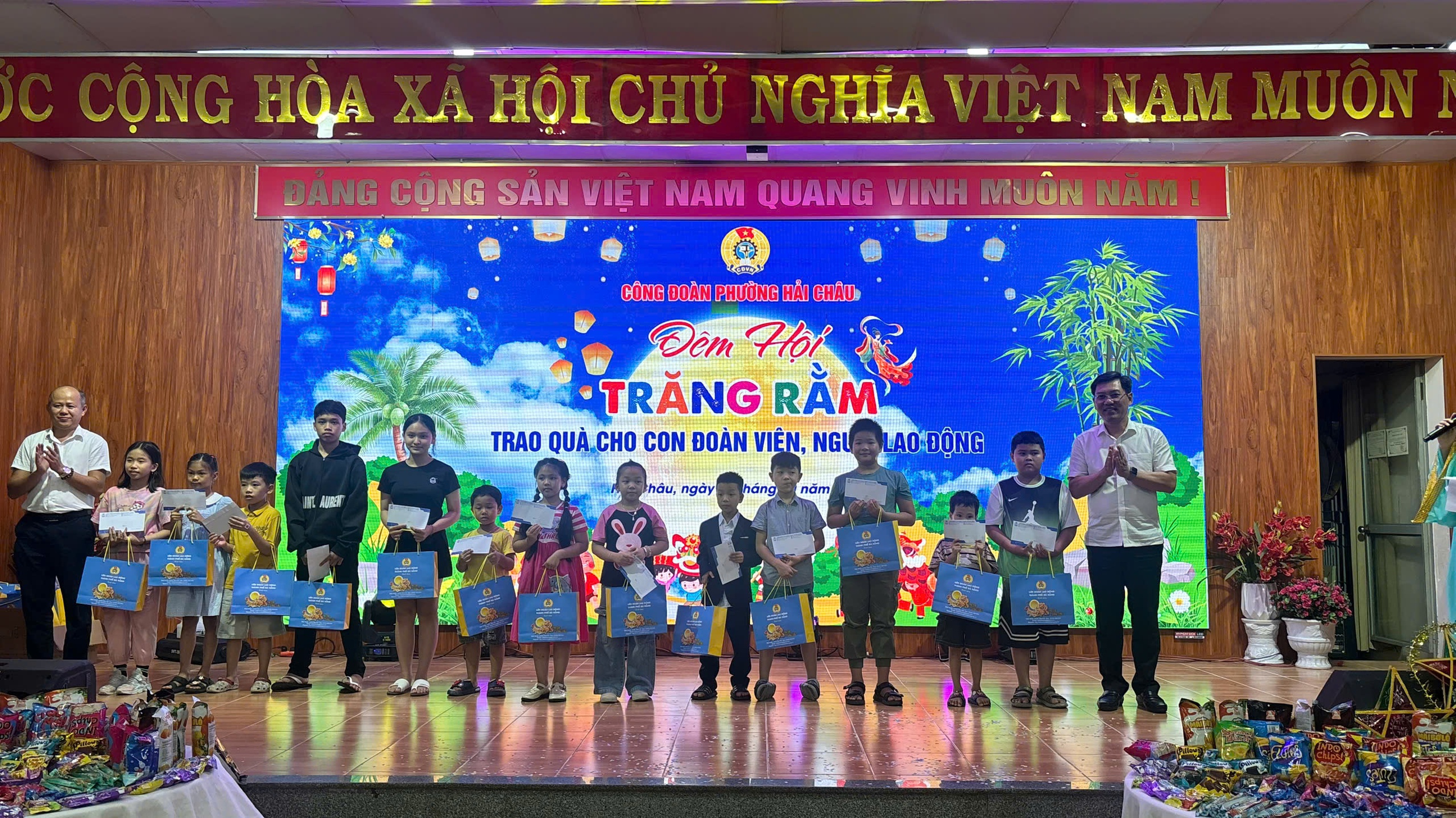 C&ocirc;ng đo&agrave;n Đ&agrave; Nẵng chi gần 1 tỉ đồng chăm lo Tết Trung thu cho con đo&agrave;n vi&ecirc;n - Ảnh 7.