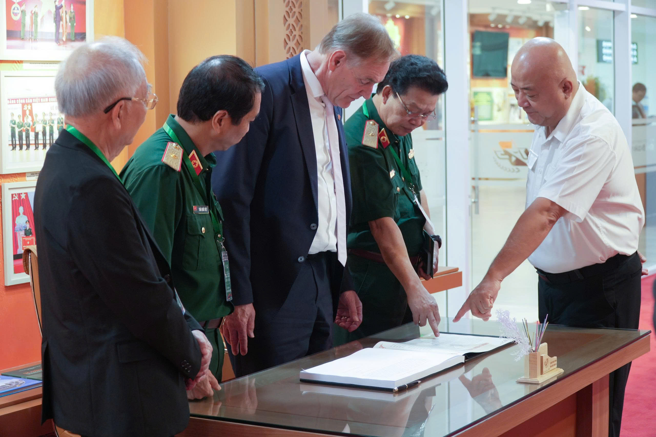 Sức khỏe tâm thần thời đại AI: Cần được giáo dục và đào tạo bài bản- Ảnh 3.