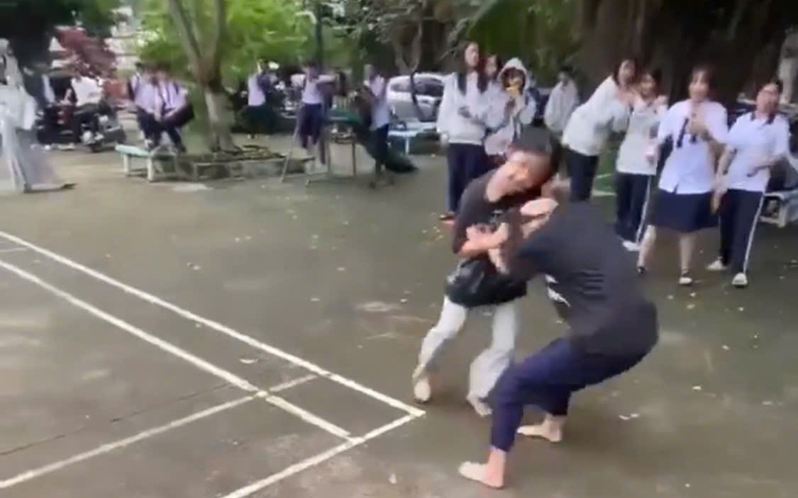 Làm rõ video 2 nữ sinh ở phường Hiệp Bình đánh nhau, nhiều người cổ vũ