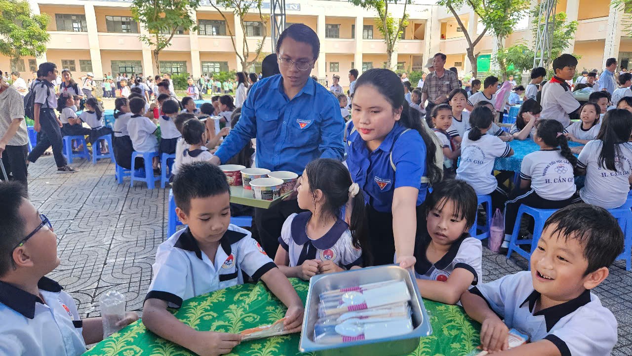 Đêm hội trăng rằm mang niềm vui đến 1.300 thiếu nhi Cần Giờ - Ảnh 4.