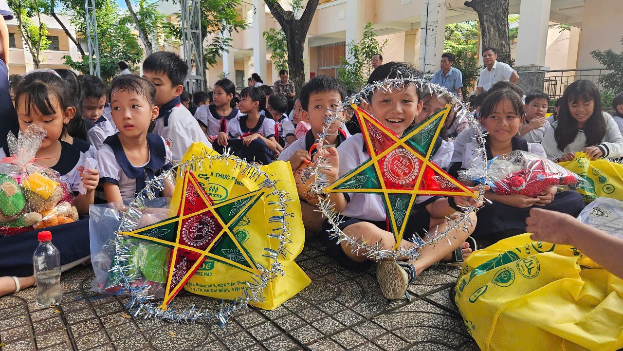 Đêm hội trăng rằm mang niềm vui đến 1.300 thiếu nhi Cần Giờ - Ảnh 3.
