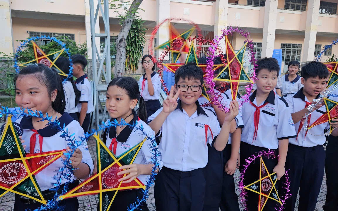 Đêm hội trăng rằm mang niềm vui đến 1.300 thiếu nhi Cần Giờ