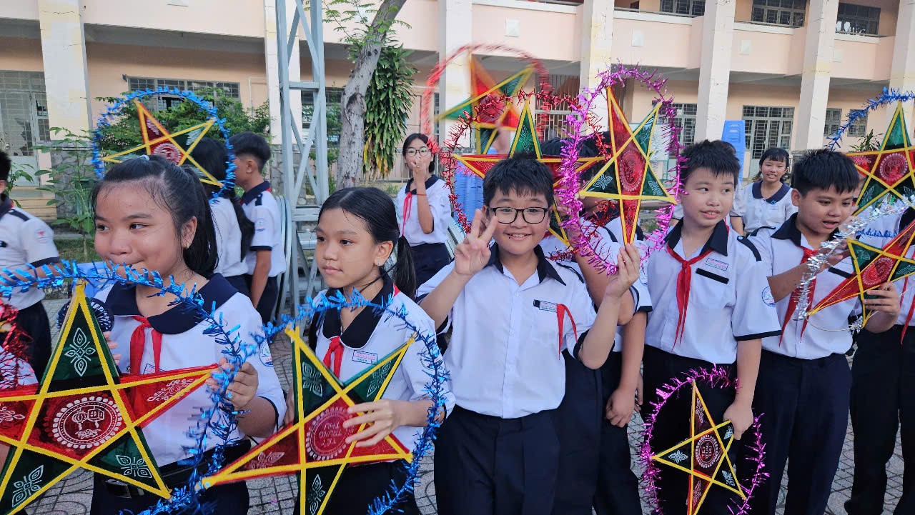 Đêm hội trăng rằm mang niềm vui đến 1.300 thiếu nhi Cần Giờ - Ảnh 1.