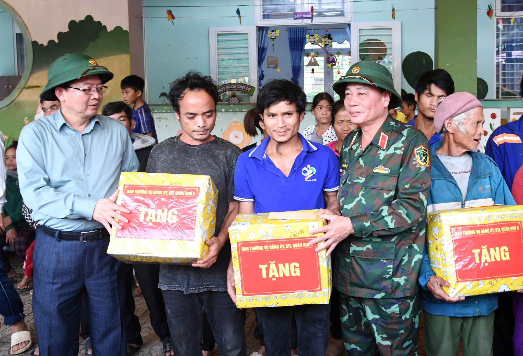 Ph&oacute; Thủ tướng Hồ Quốc Dũng kiểm tra c&ocirc;ng t&aacute;c khắc phục sạt lở tại Quảng Ng&atilde;i - Ảnh 2.