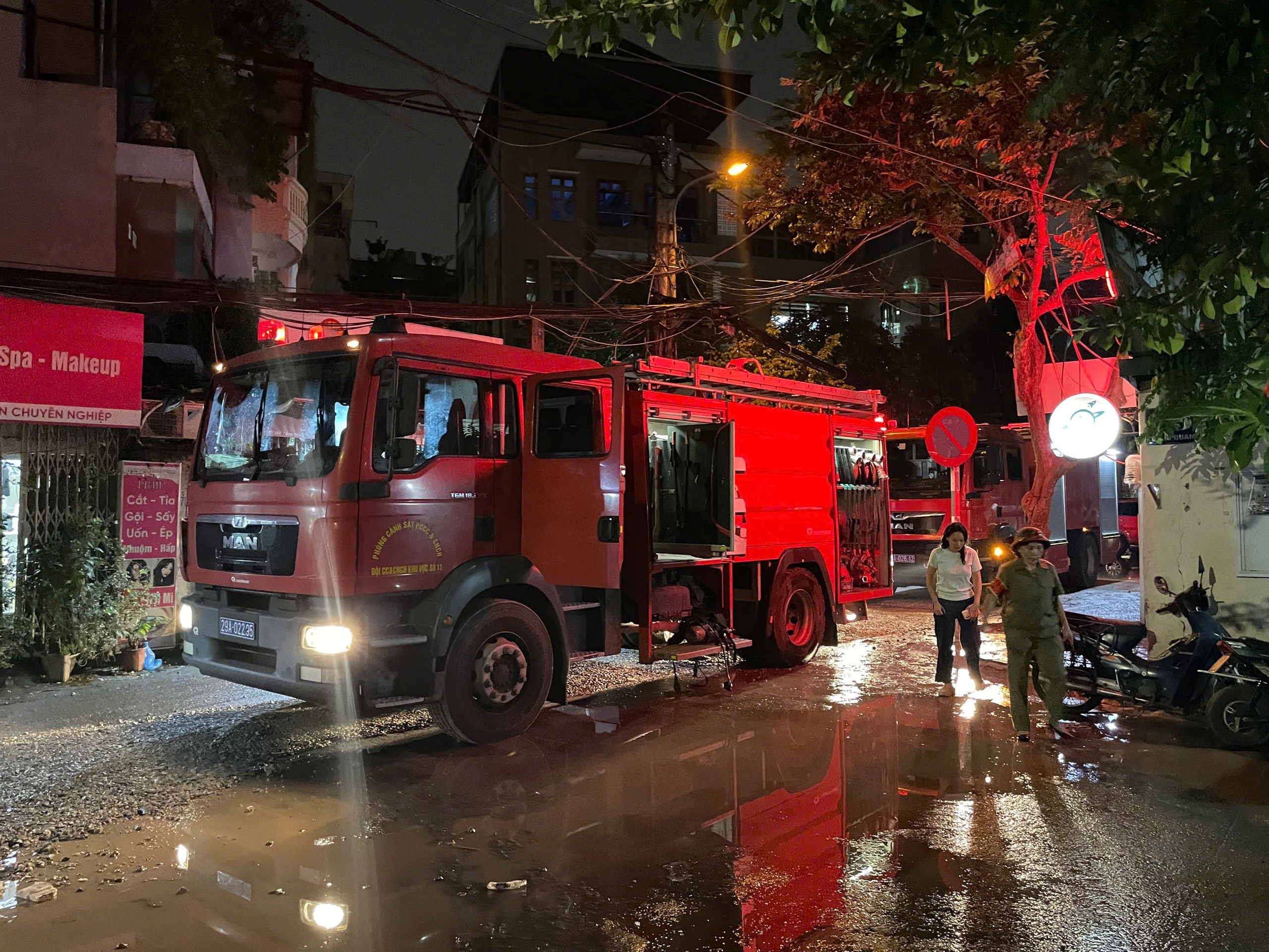 Cháy chung cư 15B Đông Quan: Người dân kịp thời sơ tán an toàn - Ảnh 2.