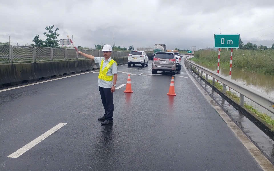 Tuyến cao tốc Vĩnh Hảo – Phan Thiết đã thông xe 1 chiều sau sự cố ngập, sạt lở