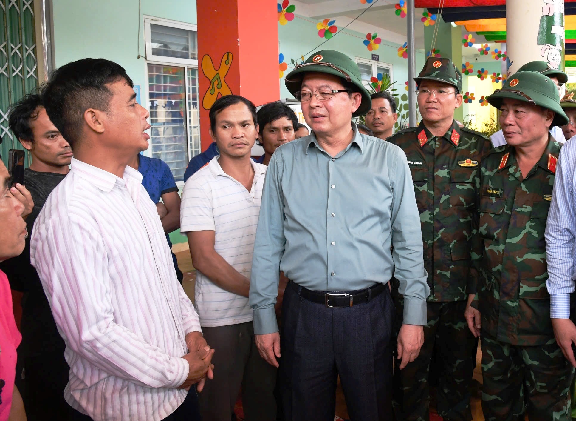 Ph&oacute; Thủ tướng Hồ Quốc Dũng kiểm tra c&ocirc;ng t&aacute;c khắc phục sạt lở tại Quảng Ng&atilde;i - Ảnh 3.