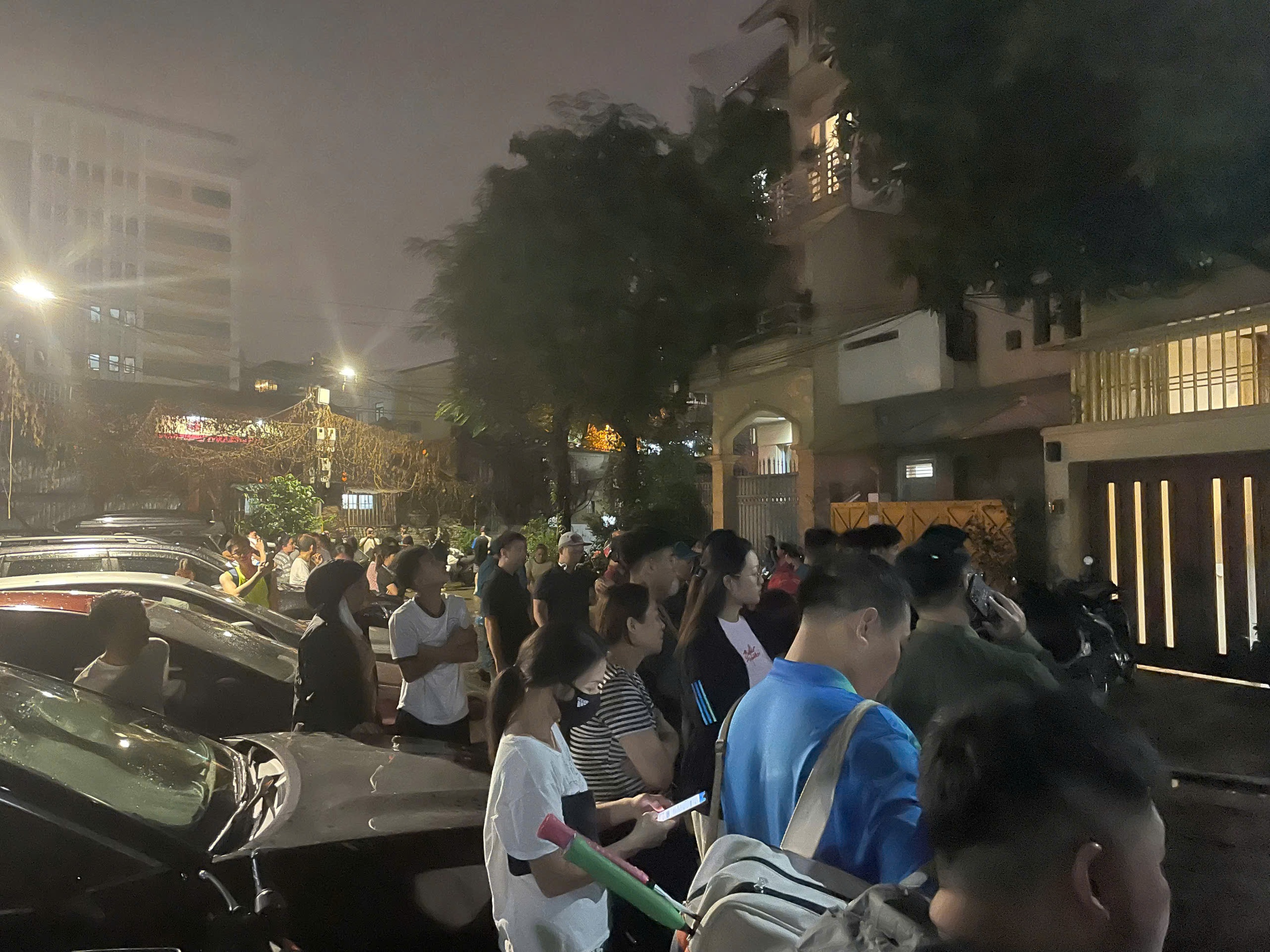 Cháy chung cư 15B Đông Quan: Người dân kịp thời sơ tán an toàn - Ảnh 1.