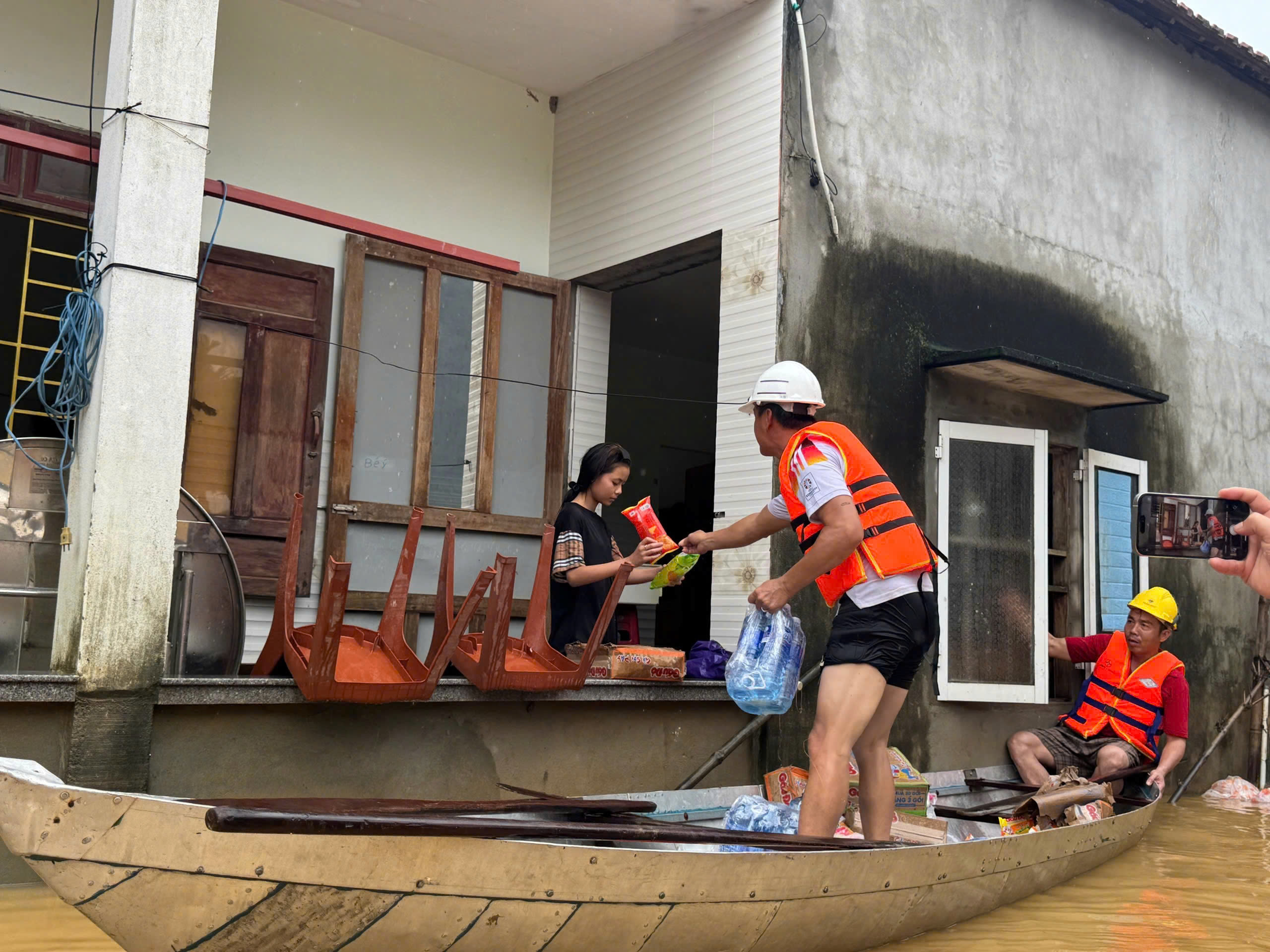 Tình hình ngập lụt tại Đà Nẵng: Hàng ngàn người chung tay cứu bờ kè Duy Nghĩa - Ảnh 2.