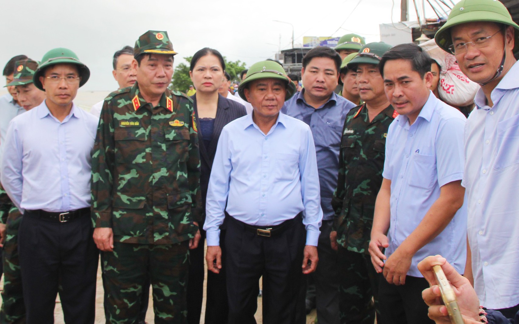 Thường trực Ban Bí thư Trần Cẩm Tú động viên nhân dân vùng lũ Đà Nẵng