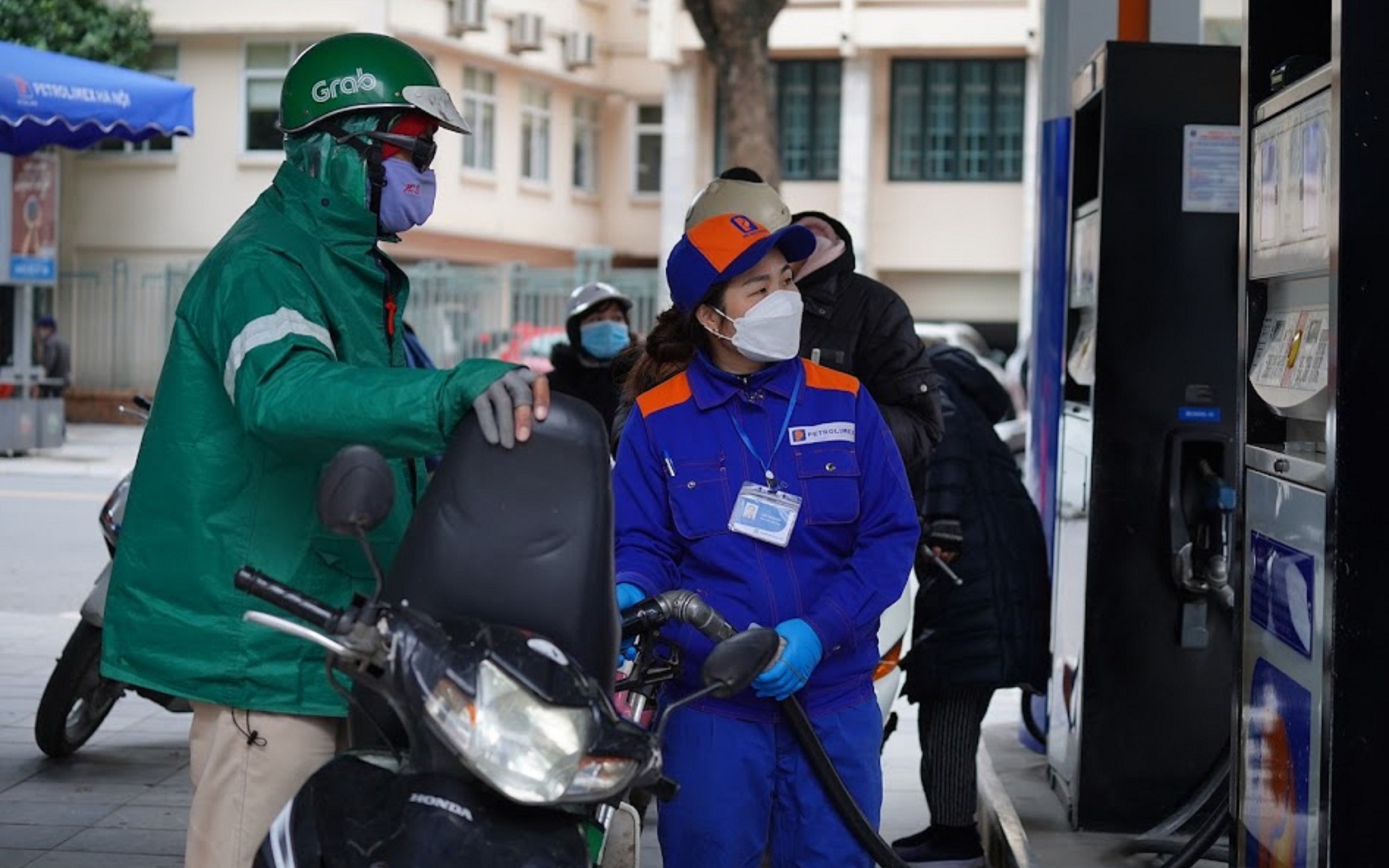 Giá xăng dầu tăng, có mặt hàng tăng gần 550 đồng/lít - Ảnh 2.