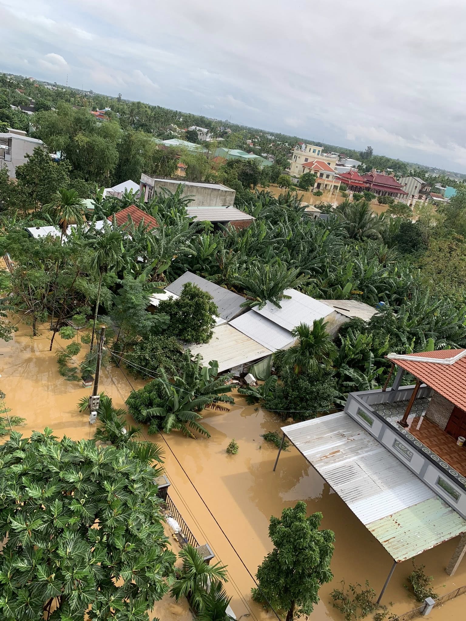 Nắng lên nhưng nhiều nhà dân ở Đà Nẵng vẫn đang ngập nặng sau mưa lớn - Ảnh 7.