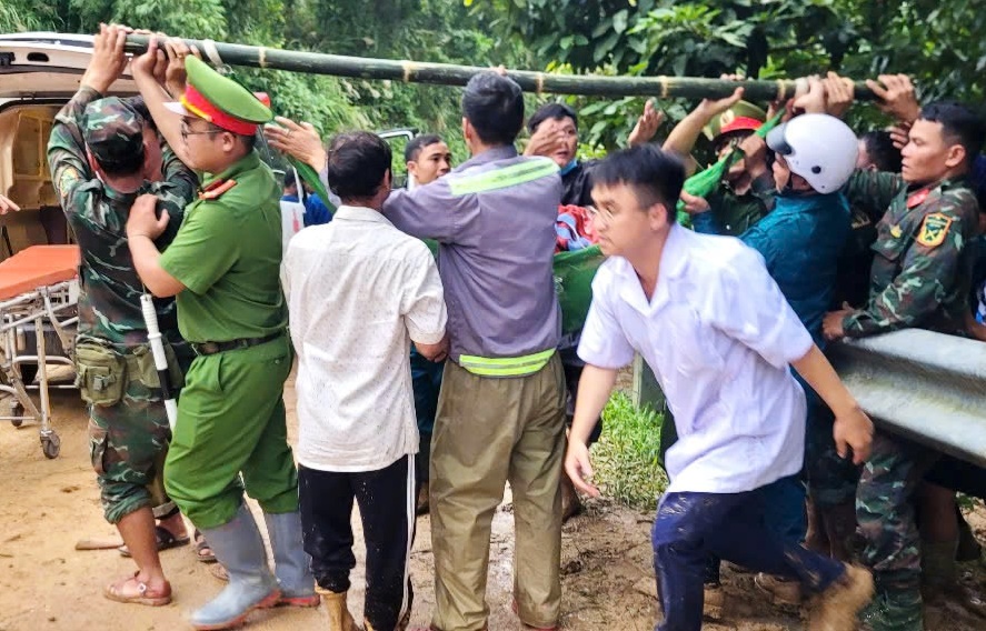 Quảng Ngãi vượt sạt lở cứu sản phụ tiền sản giật nguy kịch - Ảnh 2.