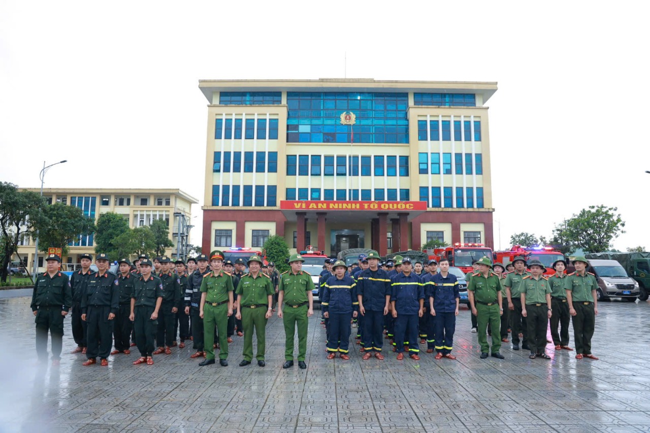104 công an Quảng Trị lên đường làm nhiệm vụ đặc biệt tại Huế - Ảnh 1.
