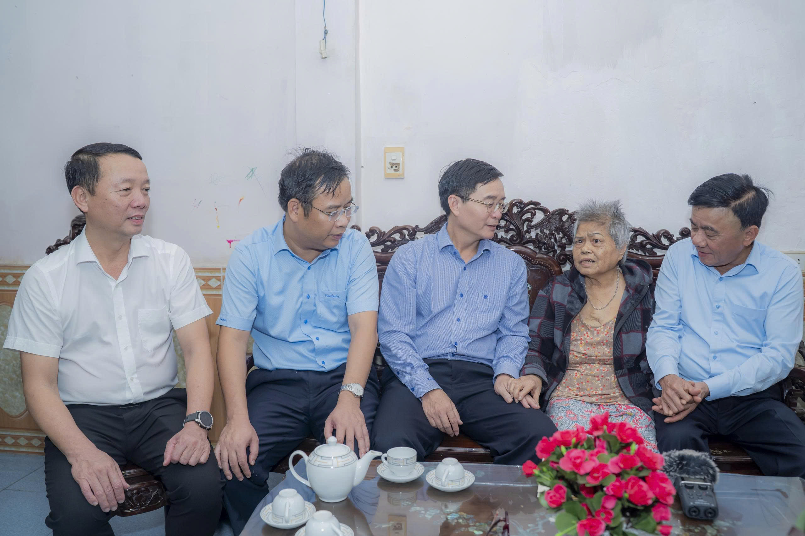 Thường trực Ban B&iacute; thư Trần Cẩm T&uacute; thăm hỏi người d&acirc;n v&ugrave;ng lũ TP Huế - Ảnh 4.