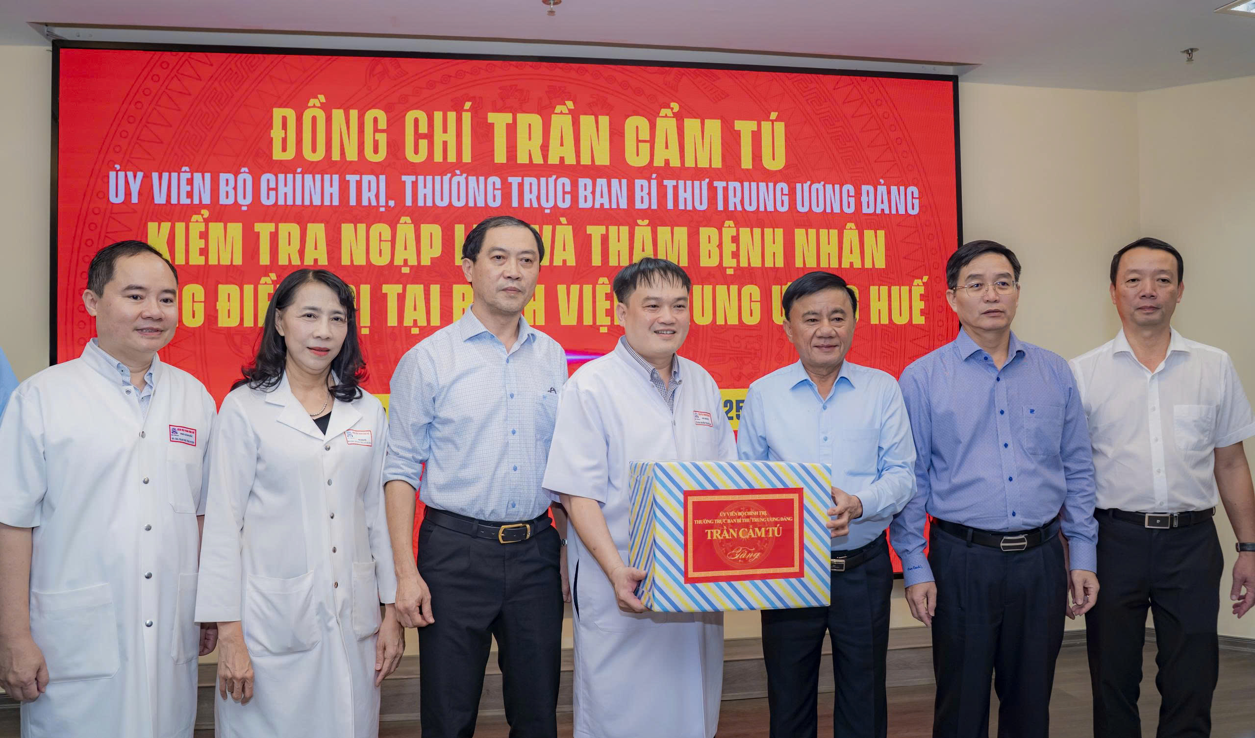 Thường trực Ban B&iacute; thư Trần Cẩm T&uacute; thăm hỏi người d&acirc;n v&ugrave;ng lũ TP Huế - Ảnh 2.