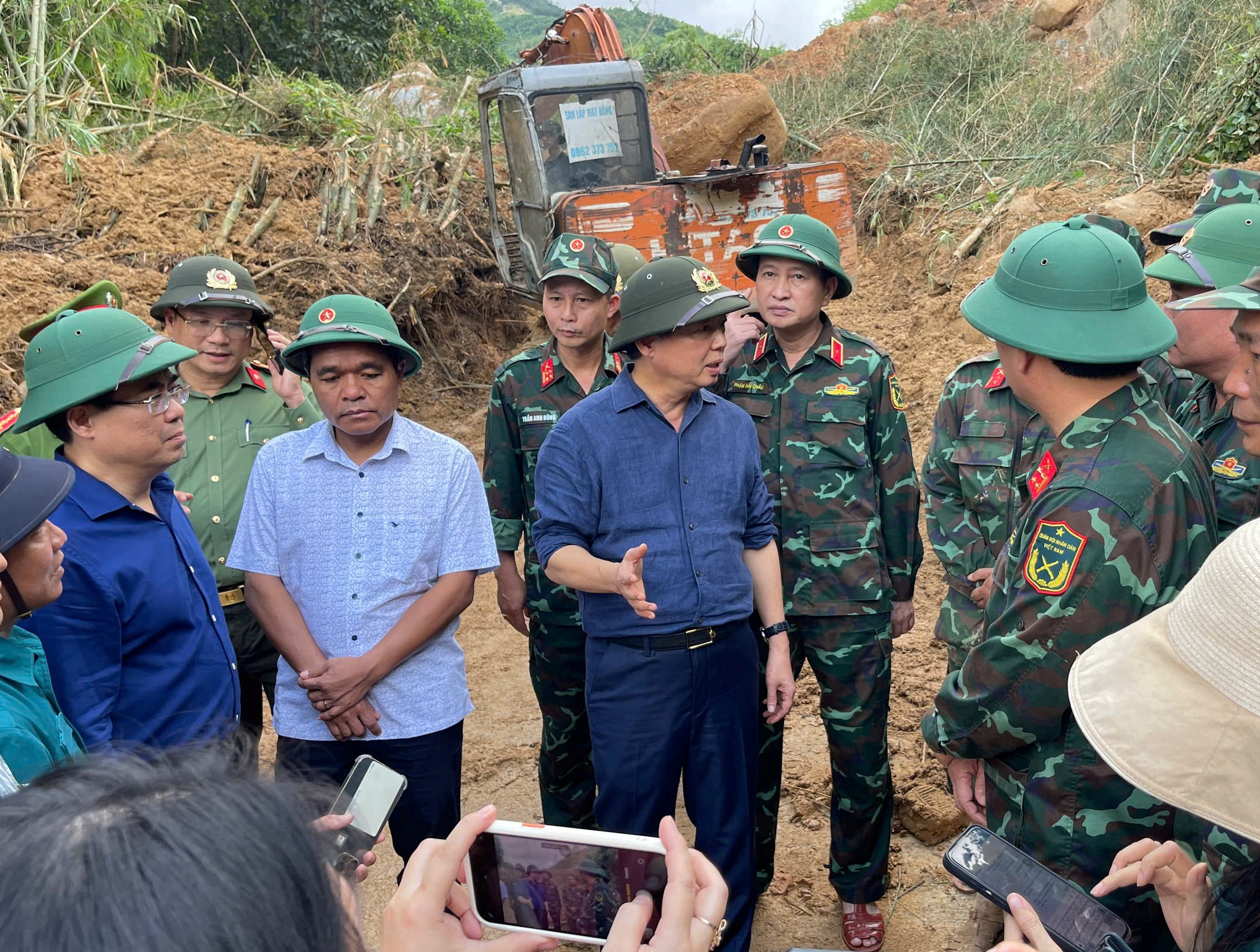 Phó Thủ tướng Trần Hồng Hà: "Làm ngày, làm đêm" khắc phục sạt lở - Ảnh 2.