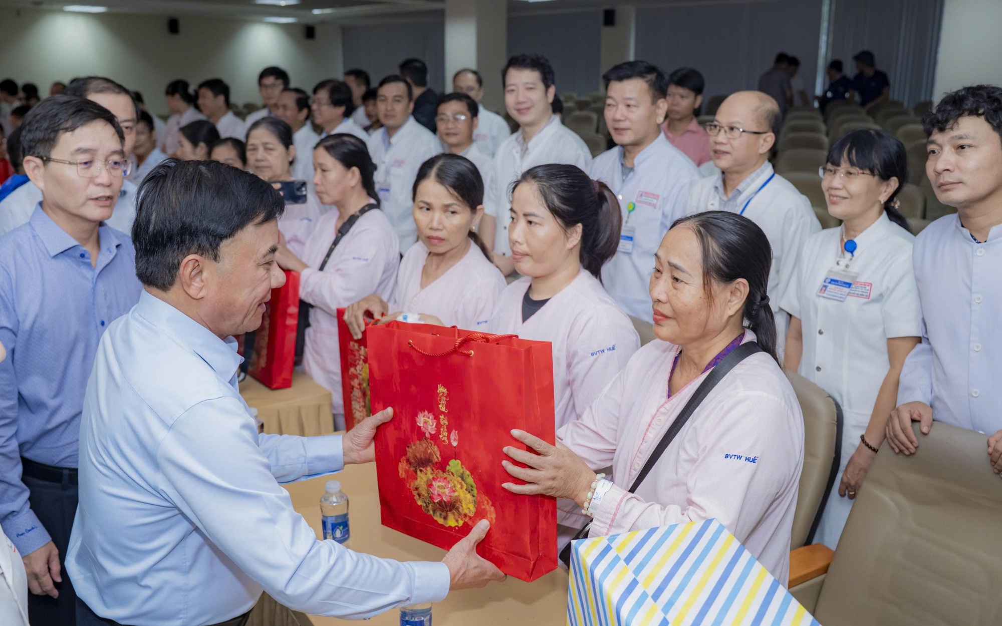 Thường trực Ban Bí thư Trần Cẩm Tú thăm, động viên người dân vùng lũ TP Huế