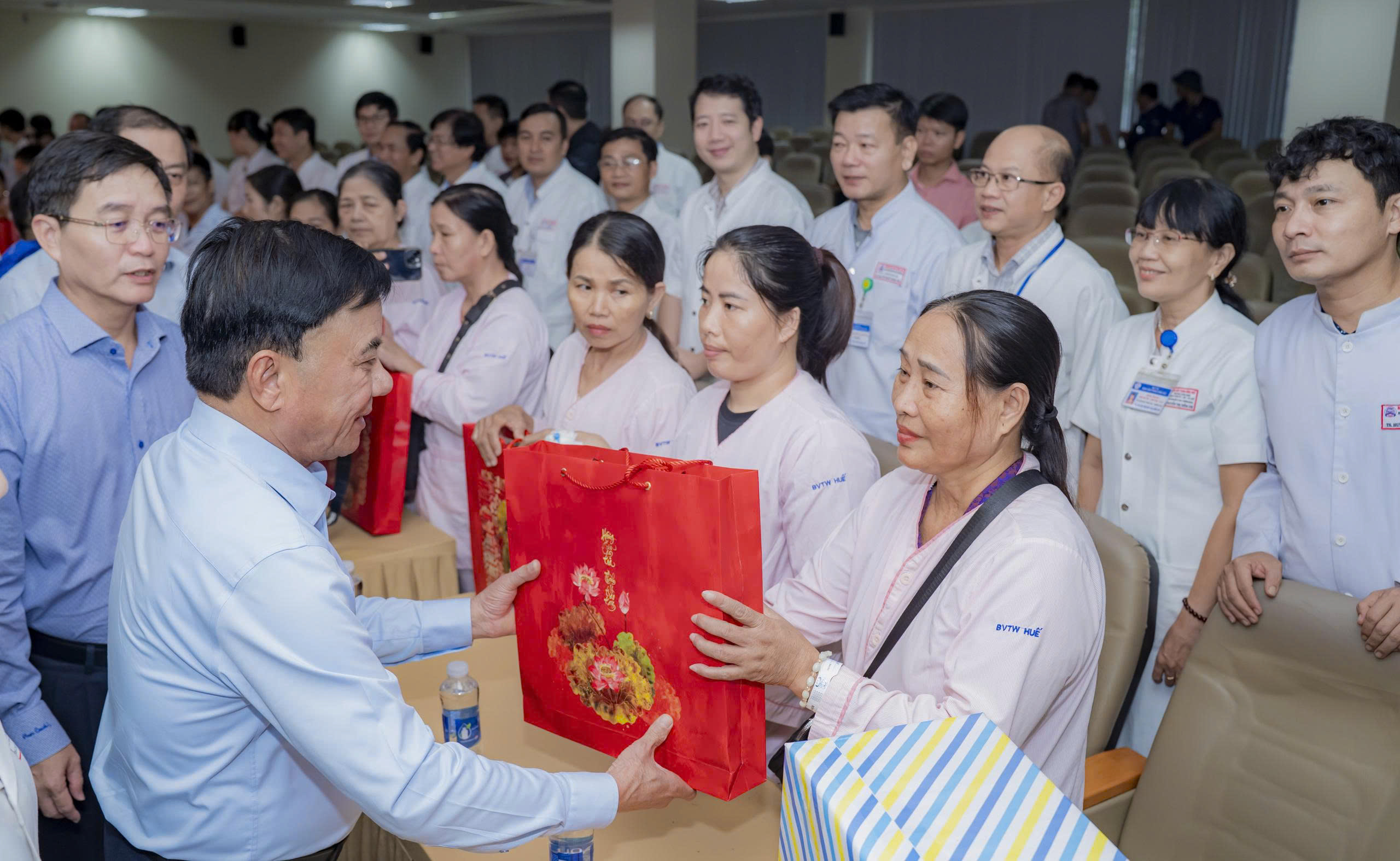 Thường trực Ban B&iacute; thư Trần Cẩm T&uacute; thăm hỏi người d&acirc;n v&ugrave;ng lũ TP Huế - Ảnh 3.