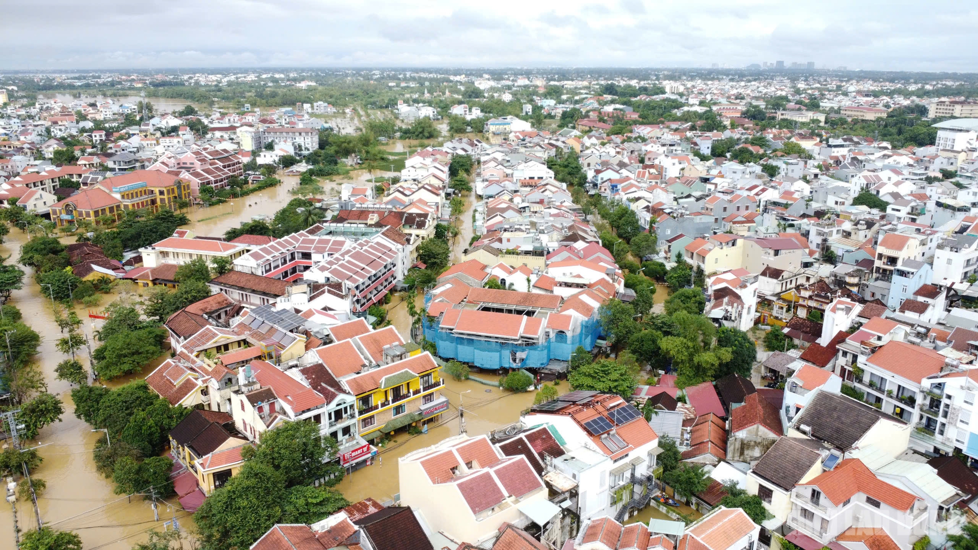 Lũ lịch sử Hội An vượt mức 1964 g&acirc;y ngập s&acirc;u khắp phố cổ v&agrave; v&ugrave;ng l&acirc;n cận - Ảnh 3.