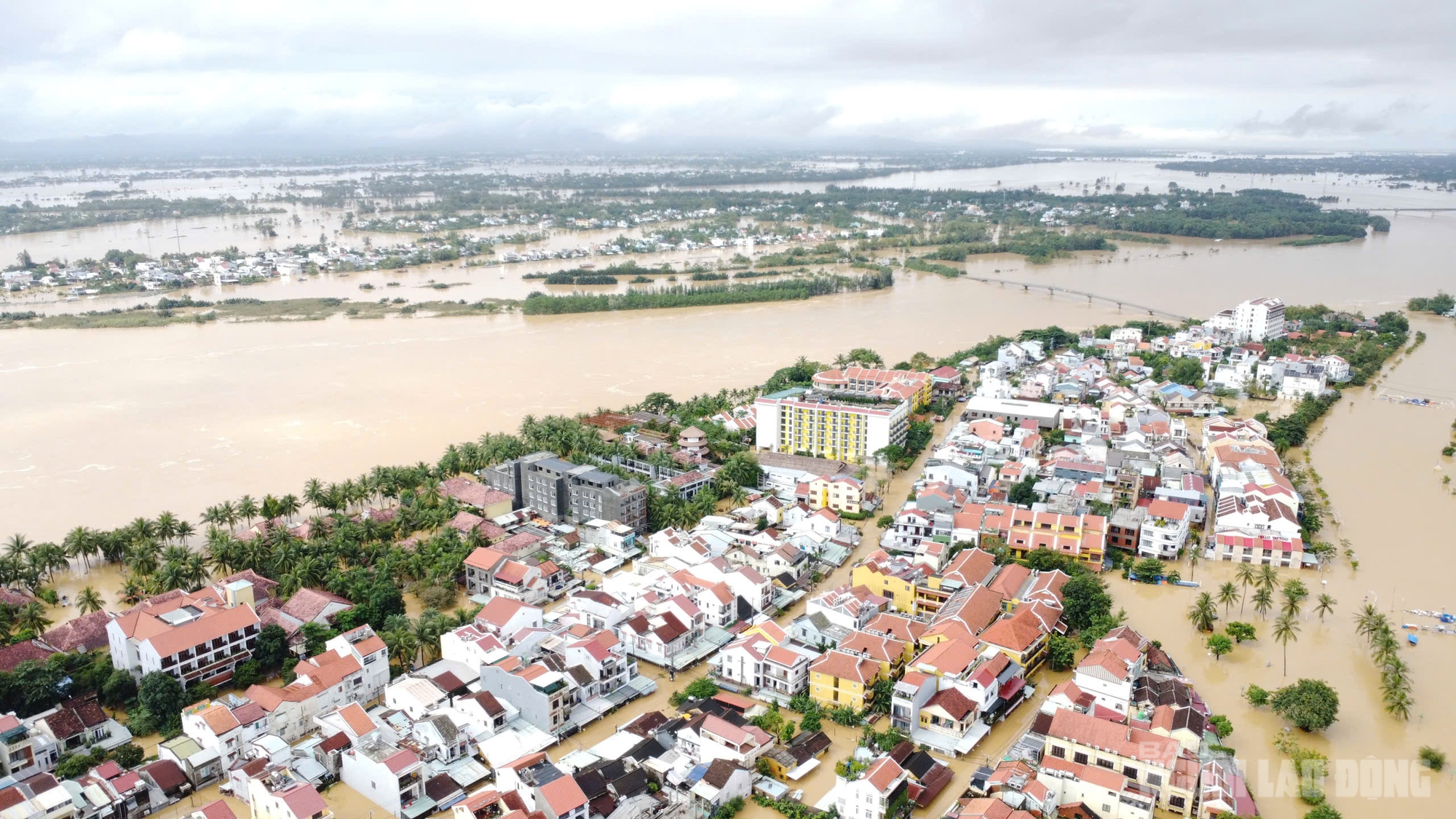 Lũ lịch sử Hội An vượt mức 1964 g&acirc;y ngập s&acirc;u khắp phố cổ v&agrave; v&ugrave;ng l&acirc;n cận - Ảnh 4.