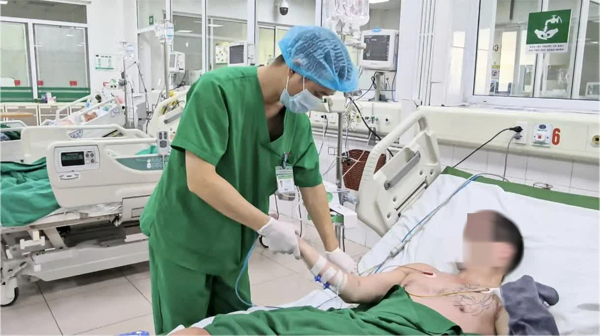 Biến chứng hiếm gặp ở nam thanh ni&ecirc;n mắc sốt xuất huyết - Ảnh 1.