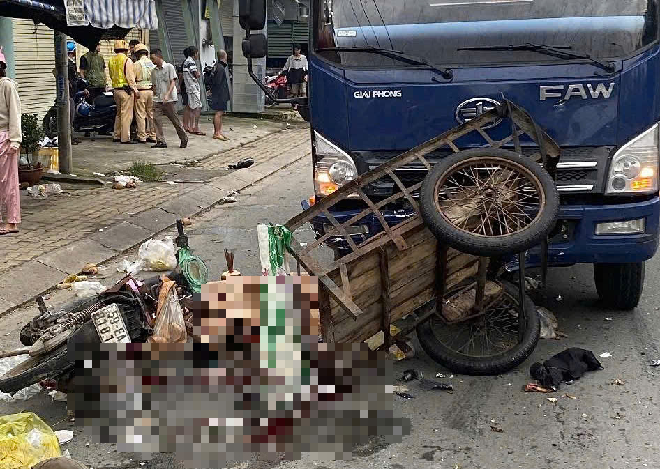 Tai nạn nghiêm trọng ngay Ngã Ba Đồn, người lái xe lôi tử vong tại chỗ - Ảnh 1.