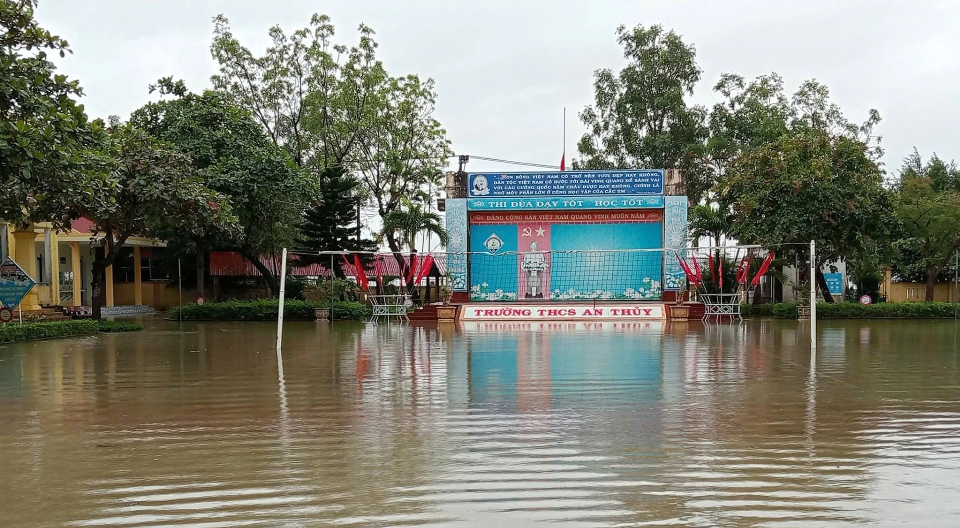 Mưa lũ g&acirc;y ngập h&agrave;ng chục nh&agrave; d&acirc;n ở Lệ Thủy - Ảnh 3.