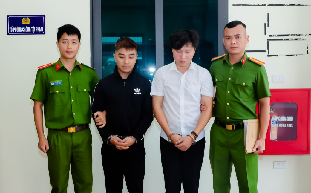 Bắt 2 đối tượng mua pháo hoa nổ Trung Quốc chuẩn bị cho Tết Nguyên đán - Ảnh 1.