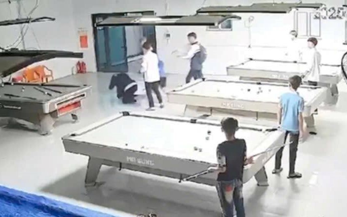 VIDEO: Nam sinh bị nhóm bạn dùng gậy bida đánh tới tấp phải nhập viện cấp cứu