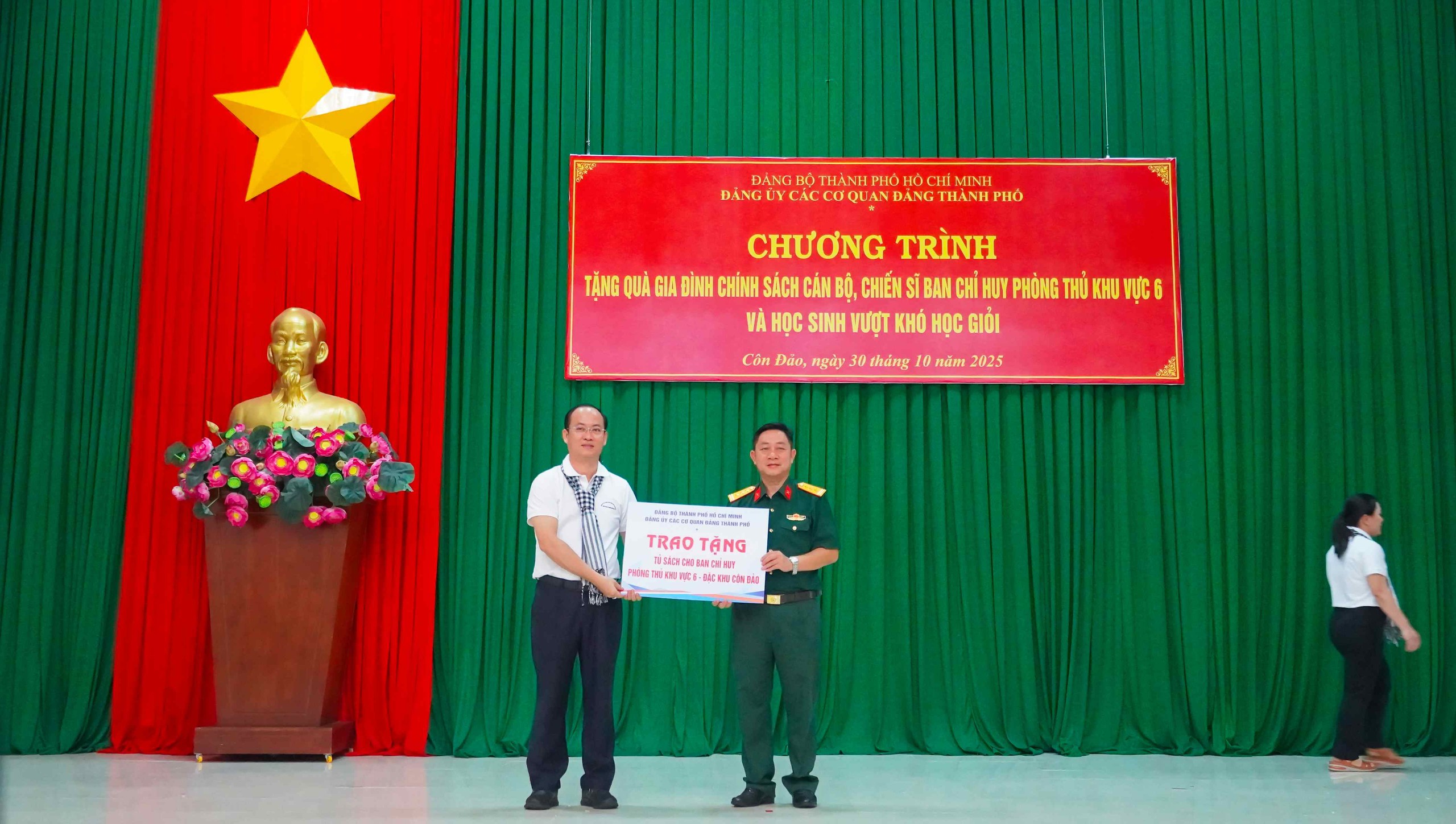 Đảng ủy c&aacute;c cơ quan Đảng TP HCM tổ chức chuỗi hoạt động an sinh x&atilde; hội, tri &acirc;n tại C&ocirc;n Đảo - Ảnh 4.