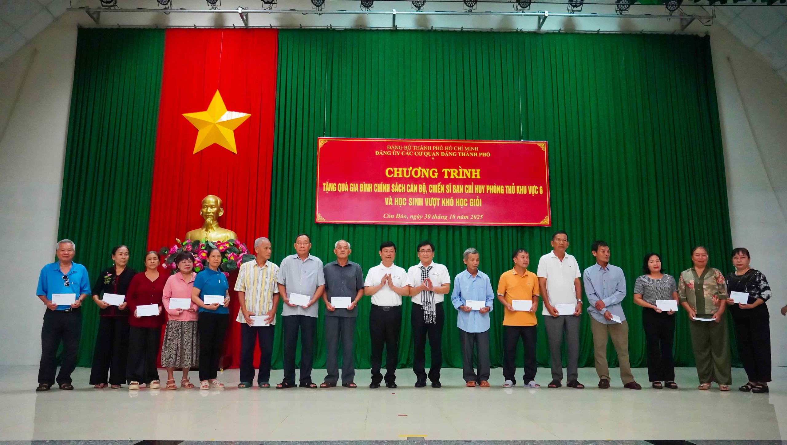 Đảng ủy c&aacute;c cơ quan Đảng TP HCM tổ chức chuỗi hoạt động an sinh x&atilde; hội, tri &acirc;n tại C&ocirc;n Đảo - Ảnh 8.