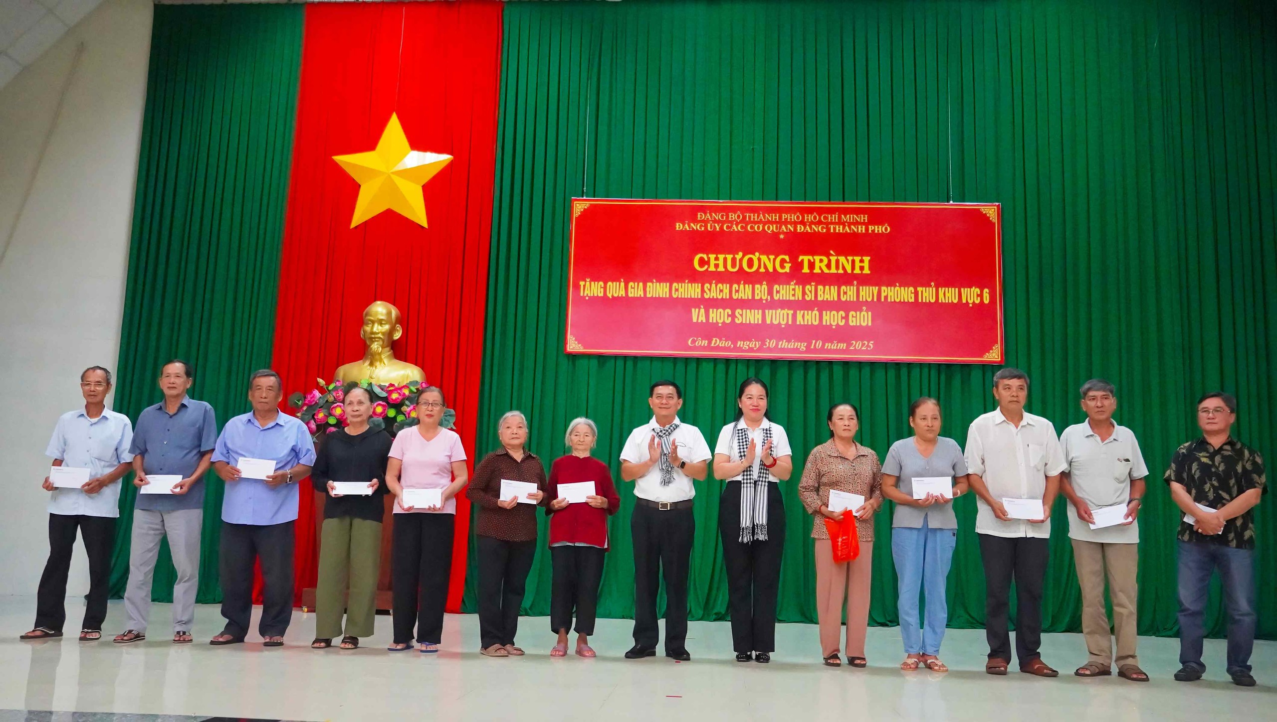 Đảng ủy c&aacute;c cơ quan Đảng TP HCM tổ chức chuỗi hoạt động an sinh x&atilde; hội, tri &acirc;n tại C&ocirc;n Đảo - Ảnh 7.