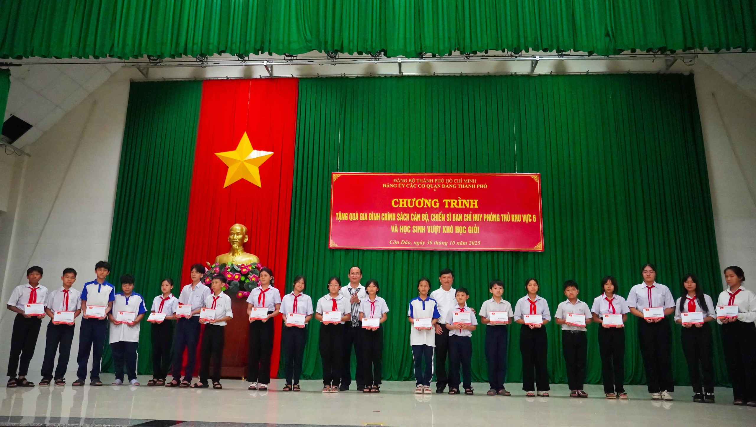 Đảng ủy c&aacute;c cơ quan Đảng TP HCM tổ chức chuỗi hoạt động an sinh x&atilde; hội, tri &acirc;n tại C&ocirc;n Đảo - Ảnh 11.