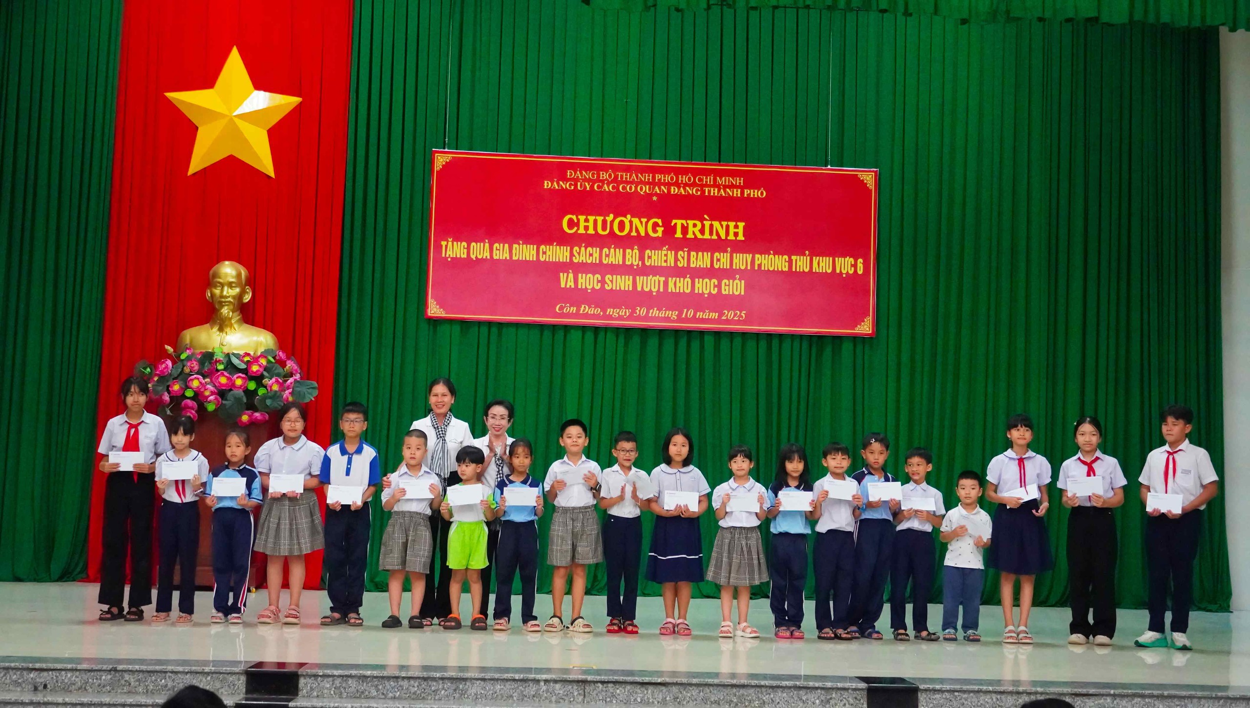 Đảng ủy c&aacute;c cơ quan Đảng TP HCM tổ chức chuỗi hoạt động an sinh x&atilde; hội, tri &acirc;n tại C&ocirc;n Đảo - Ảnh 10.
