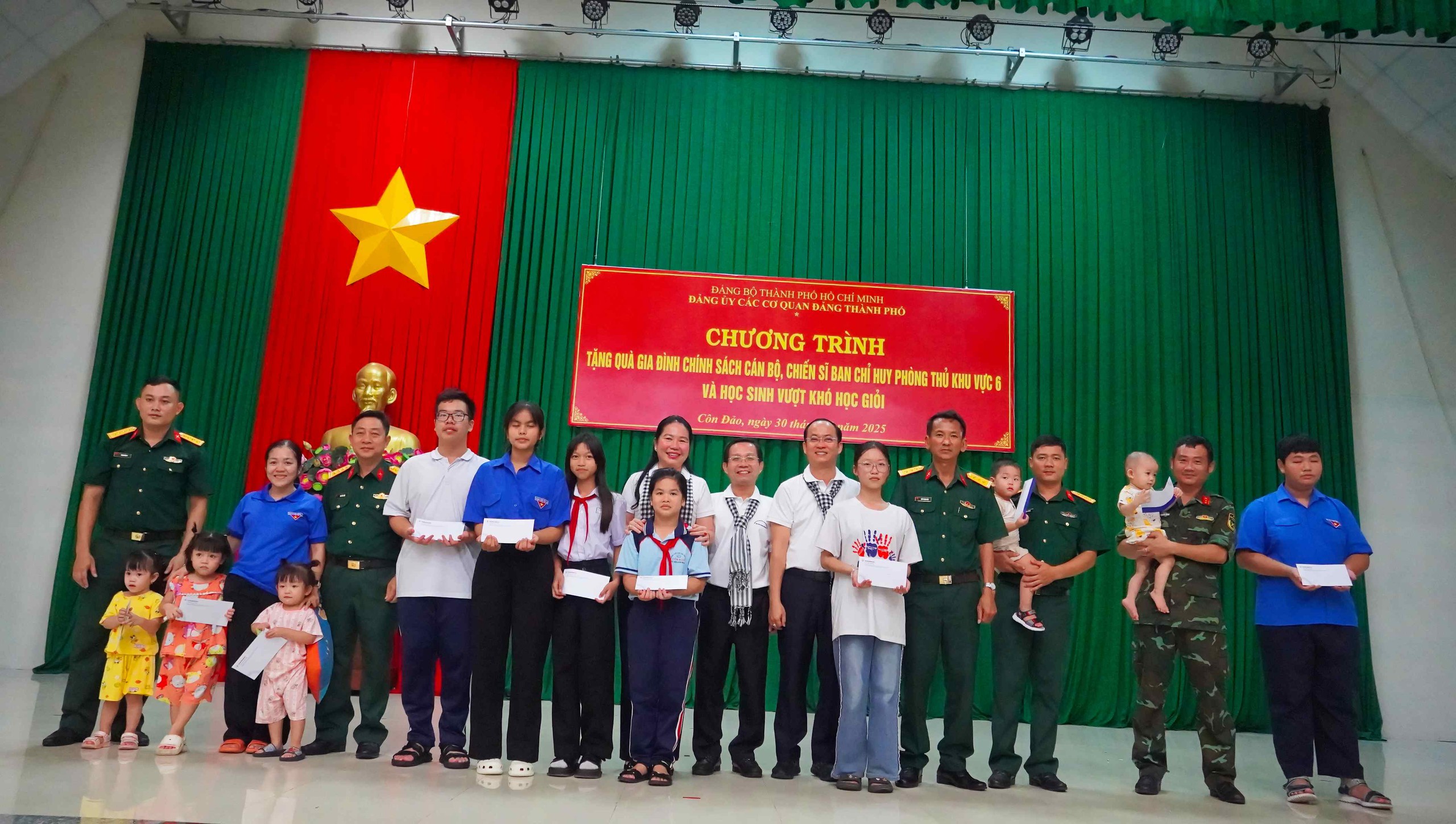Đảng ủy c&aacute;c cơ quan Đảng TP HCM tổ chức chuỗi hoạt động an sinh x&atilde; hội, tri &acirc;n tại C&ocirc;n Đảo - Ảnh 9.