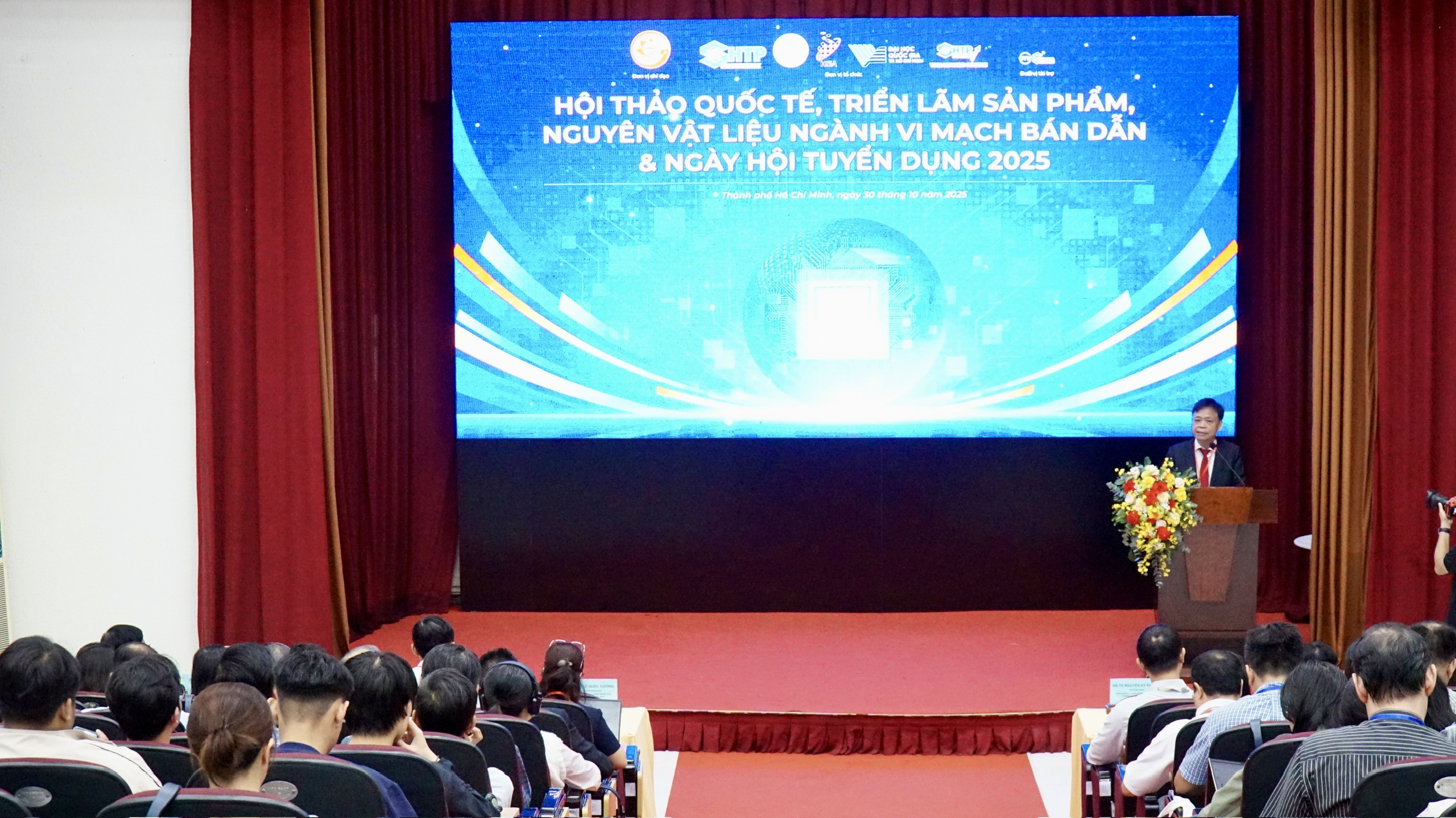  TP HCM: Lấy ph&aacute;t triển nh&acirc;n lực chất lượng cao l&agrave;m nền tảng bứt ph&aacute; ng&agrave;nh vi mạch b&aacute;n dẫn - Ảnh 1.
