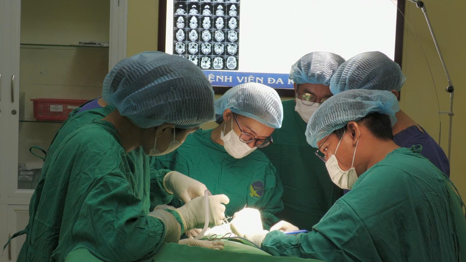 10 năm trời c&oacute; cảm gi&aacute;c vướng họng, đến bệnh viện ph&aacute;t hiện điều bất ngờ - Ảnh 1.