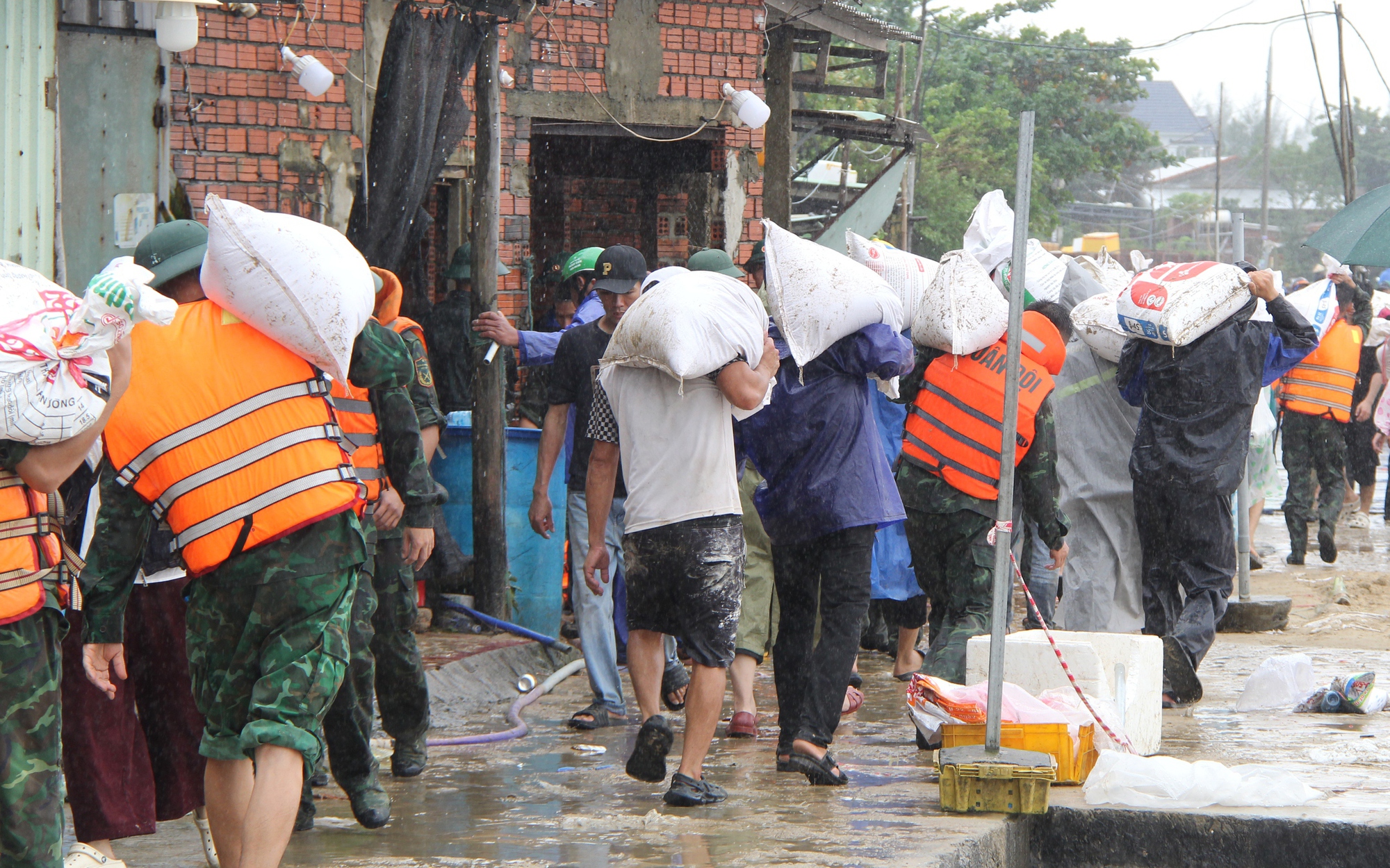 Thường trực Ban Bí thư Trần Cẩm Tú động viên nhân dân vùng lũ Đà Nẵng - Ảnh 10.