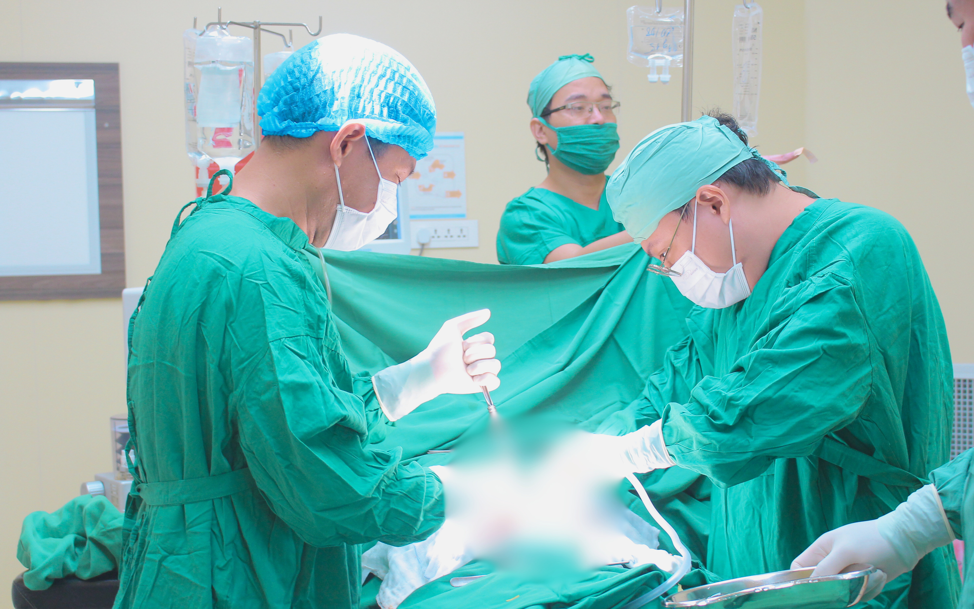 Ăn uống vô tội vạ đêm khuya, nam sinh bị thủng tạng rỗng