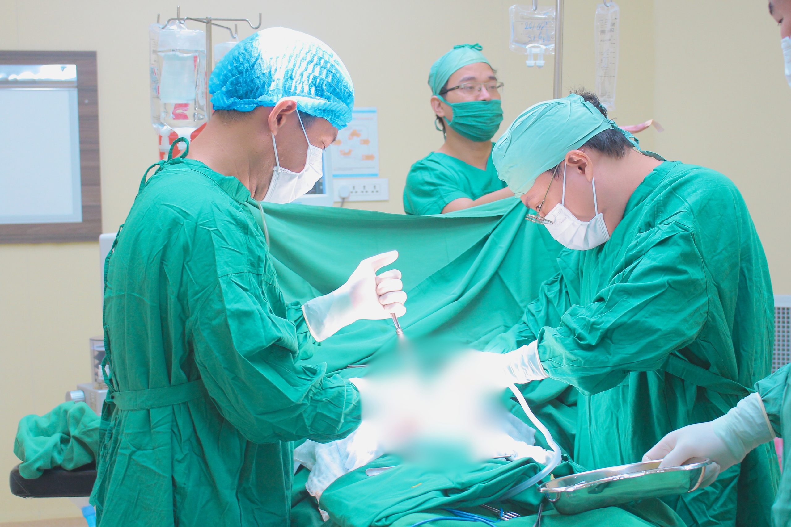 Ăn uống vô tội vạ đêm khuya, nam sinh đến bệnh viện khám thấy điều bất ngờ - Ảnh 1.