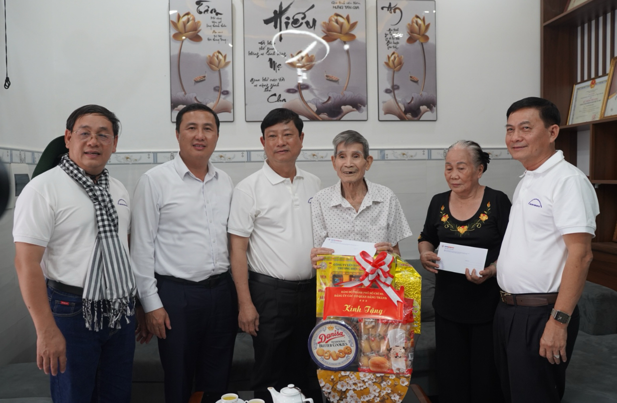 Đoàn công tác Đảng ủy các cơ quan Đảng TP HCM thăm, tặng quà gia đình chính sách tại Côn Đảo - Ảnh 1.