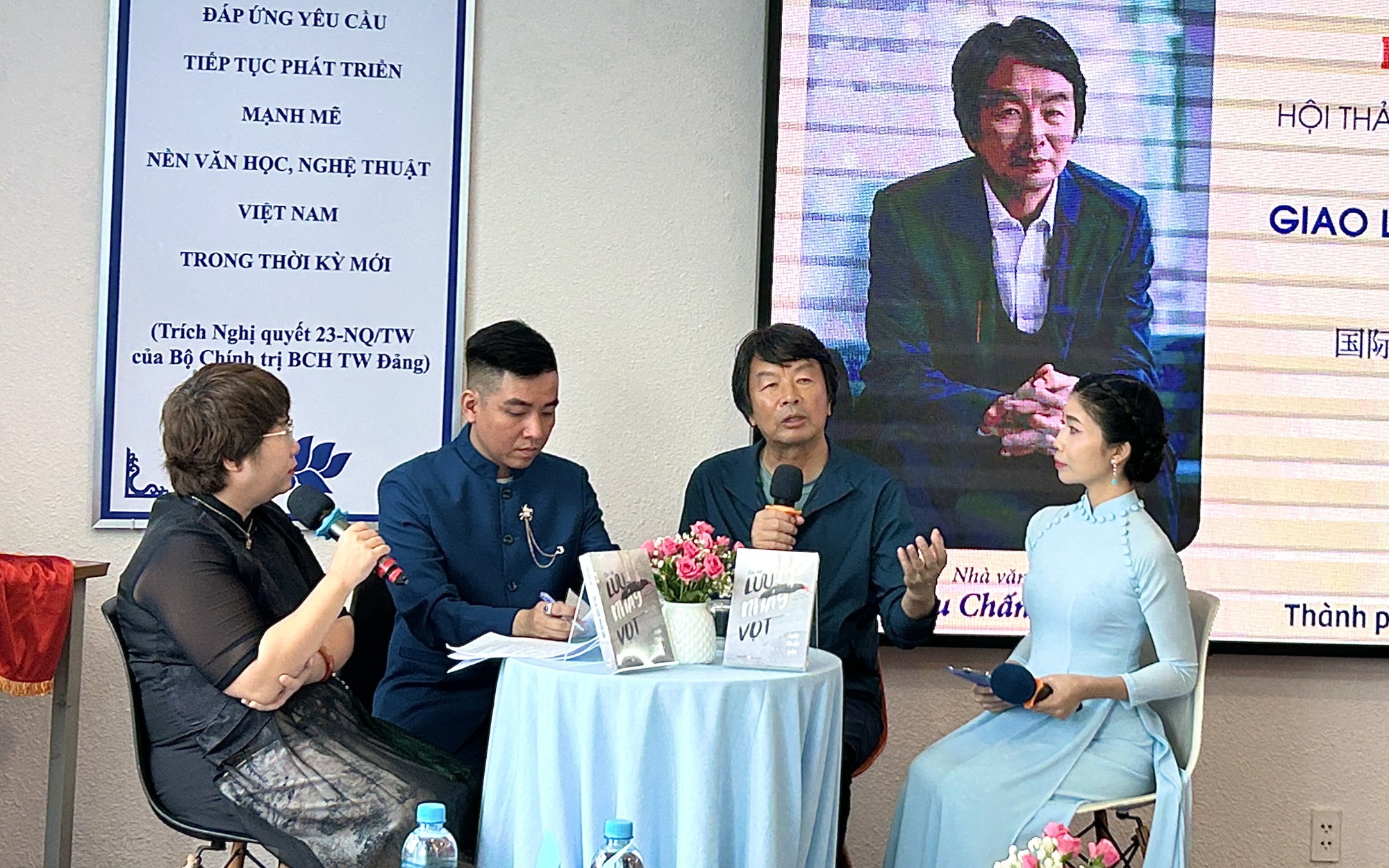 Nhà văn Trung Quốc Lưu Chấn Vân giao lưu tại Việt Nam